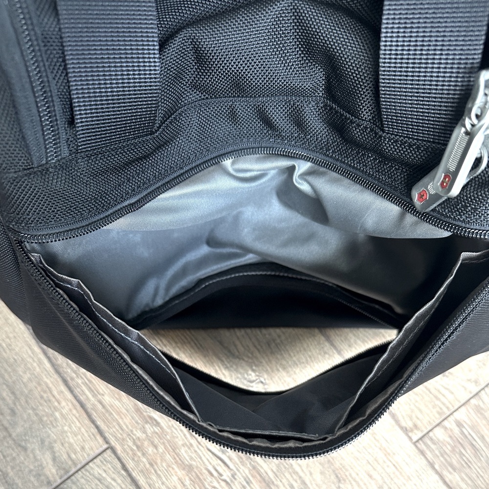 Victorinox Swiss Army Black Travel Duffle Bag - Unisex, Weekender Bag - Picture 15 of 16